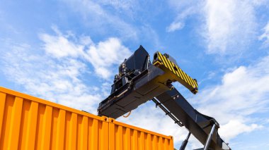 Sarı forklift nakliye konteynırına ulaş 