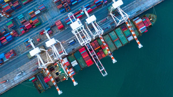 Containerfartyg som transporterar containrar för godstransport på affärsområdet — Stockfoto