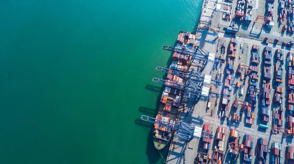 Embarcación de contenedores en puerto industrial en logi negocio de exportación de importación —  Fotos de Stock