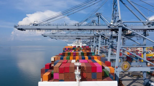 Embarcación de contenedores que transporta contenedores en puerto industrial en impo — Foto de Stock