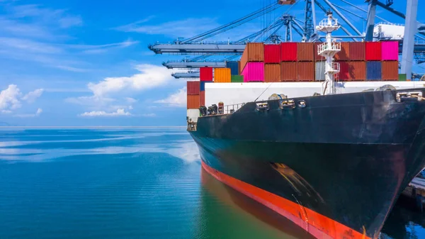 Carga de contenedores en un puerto, Vista aérea de contenedores shi — Foto de Stock