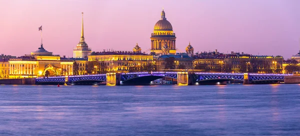 Sint Petersburg, Rusland. Sint Isaac kathedraal aan de overkant van Neva rive — Stockfoto