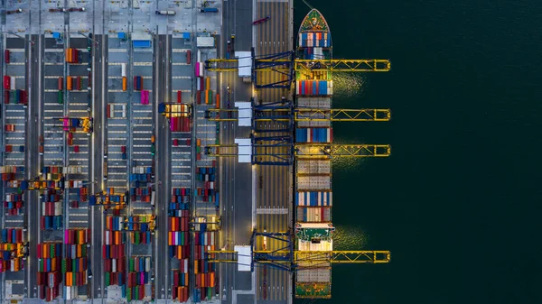 Containerschip laden en lossen in diepzeehaven, antenne naar — Stockfoto