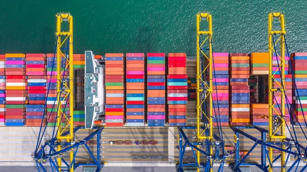 Container navio de carga e descarga no porto de mar profundo, aéreo para — Fotografia de Stock