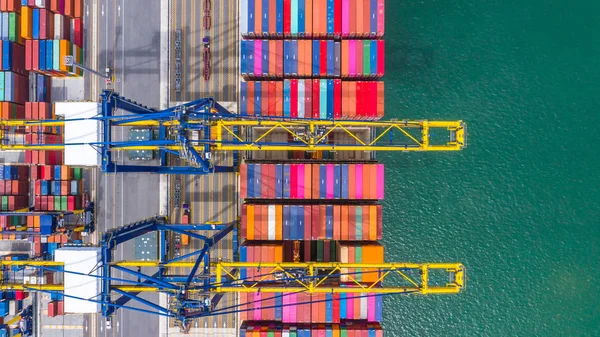 Nave portacontainer carico e scarico in porto d'altura, Aerea a — Foto Stock