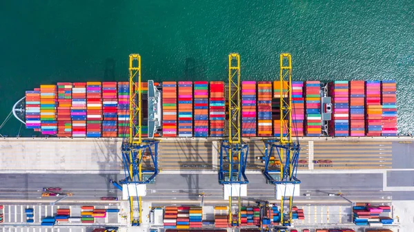 Container navio de carga e descarga no porto de mar profundo, aéreo para — Fotografia de Stock