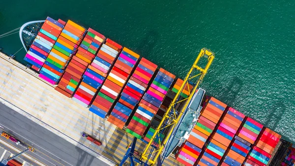 Carga y descarga de buques portacontenedores en puerto de aguas profundas, aéreo a —  Fotos de Stock