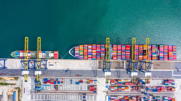 Carga y descarga de buques portacontenedores en puerto de aguas profundas, aéreo a —  Fotos de Stock