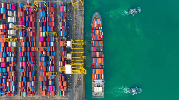 Containerschip werkzaam in industriële haven, Business import en e — Stockfoto