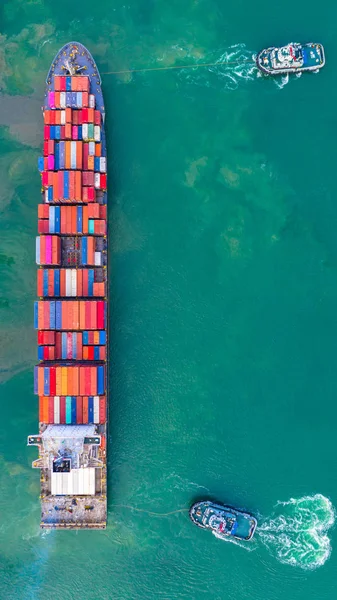 Контейнерне судно працює в промисловому порту, імпорті бізнесу та е. — стокове фото