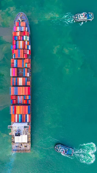 Navio de contêiner que trabalha no porto industrial, importação de negócios e e — Fotografia de Stock