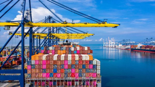 Containerschiff im Industriehafen im Import-Export-Geschäft — Stockfoto