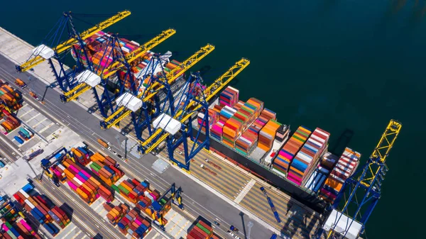 Вантажні судна повітряного огляду в індузивному порту в імпортному експорті — стокове фото