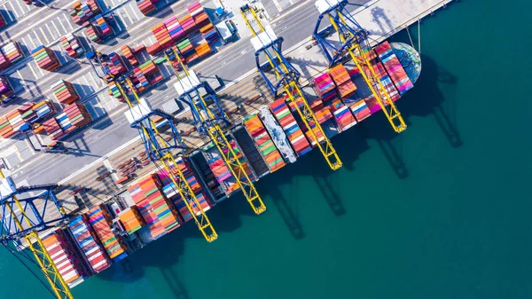 Carregamento do navio de carga do recipiente em um porto, vista superior aérea contêm — Fotografia de Stock