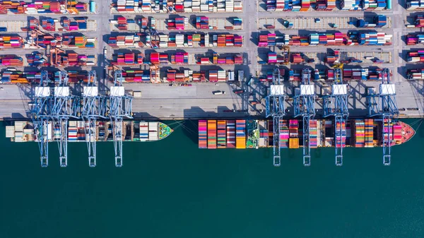 Carga del buque de carga de contenedores en un puerto, vista superior aérea contiene —  Fotos de Stock