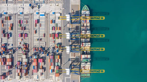 Konteynır gemisi bir limana yükleniyor, Aerial üst görünüm konteynırları — Stok fotoğraf