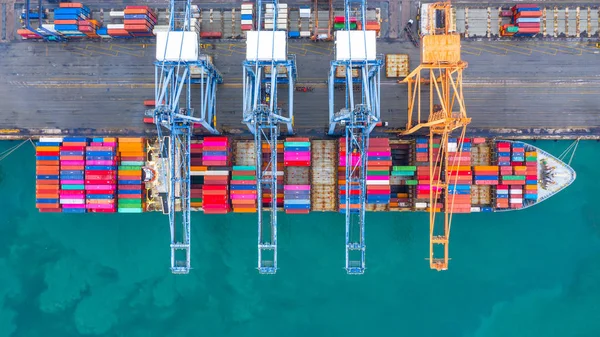 Containerfartyg lastar i en hamn, antenn top view container s — Stockfoto