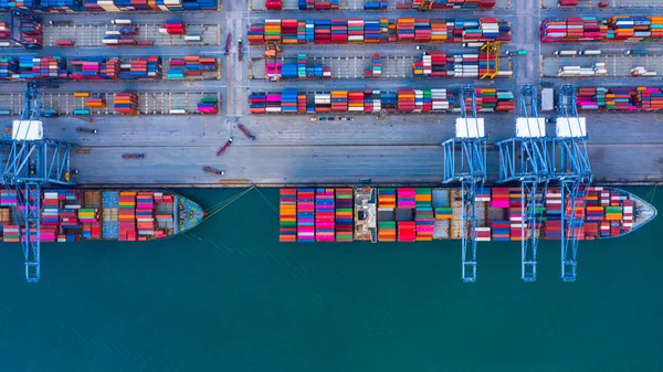 Containerfartyg lastar i en hamn, antenn top view container s — Stockfoto
