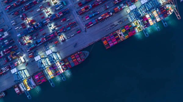 Konténer hajó berakodás egy kikötőben éjjel, Aerial top view co — Stock Fotó