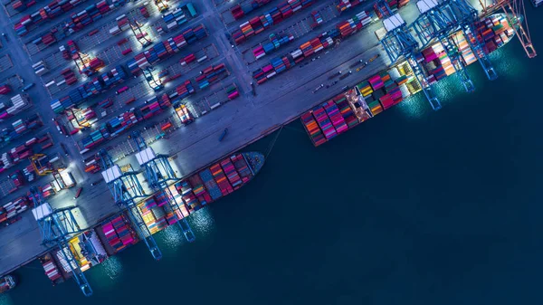 Konteynır gemisi gece bir limana yükleniyor, Aerial top view co