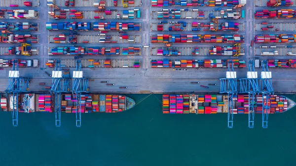 Konteynır gemisi bir limana yükleniyor, Aerial üst görünüm konteynırları — Stok fotoğraf