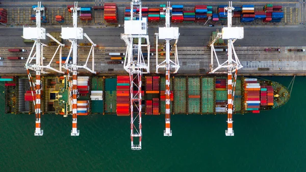 Carga y descarga de buques portacontenedores en puerto de aguas profundas, aéreo a — Foto de Stock