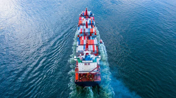 Containerfartyg som transporterar containrar för godstransport på affärsområdet — Stockfoto