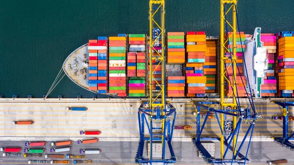 Vinç portu yükleme ve indirme yapan hava görüntüsü konteynır gemisi — Stok fotoğraf
