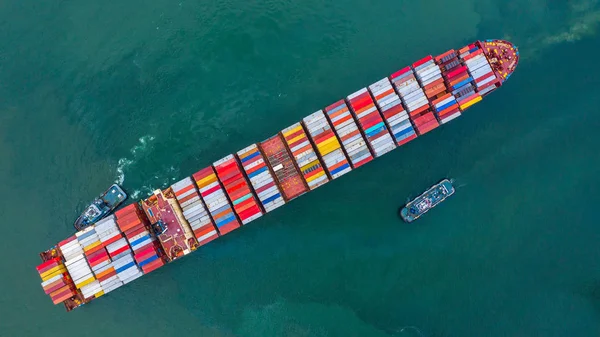 Embarcación de contenedores que transportan contenedores para transporte de carga comercial — Foto de Stock