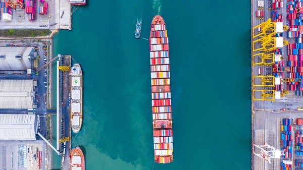 Konteynır gemisi derin deniz limanında yükleniyor ve boşaltılıyor, Aerial vi — Stok fotoğraf