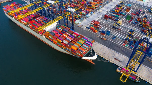 Containerfartyg frakt containrar rutan vid hamnen, Aer — Stockfoto