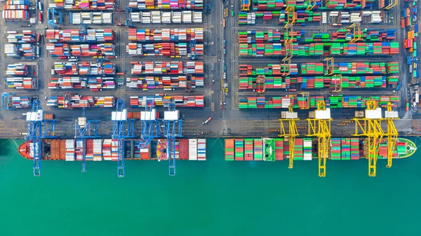 Carga y descarga de buques portacontenedores en puerto de aguas profundas, aéreo a — Foto de Stock