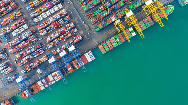 Погрузка и разгрузка контейнерных судов в глубоководном порту — стоковое фото