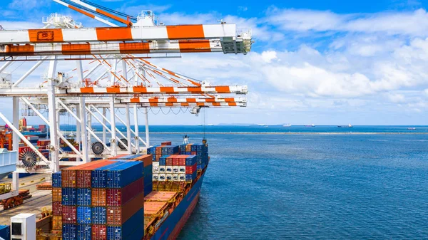 Kapal kontainer yang membawa kontainer untuk barang bisnis mengimpor — Stok Foto