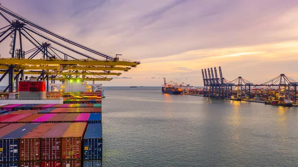 Laden en lossen van containerschepen in diepzeehaven bij zonsondergang, — Stockfoto