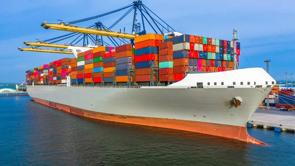 Container navio de carga e descarga no porto de mar profundo, aéreo para — Fotografia de Stock