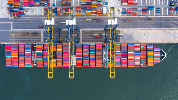 Container navio de carga e descarga no porto de mar profundo, aéreo para — Fotografia de Stock