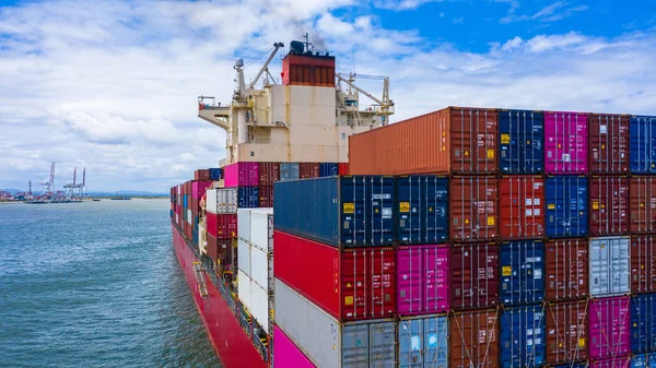 Контейнерний корабель, що несе контейнер для бізнес вантажу імпортувати — стокове фото