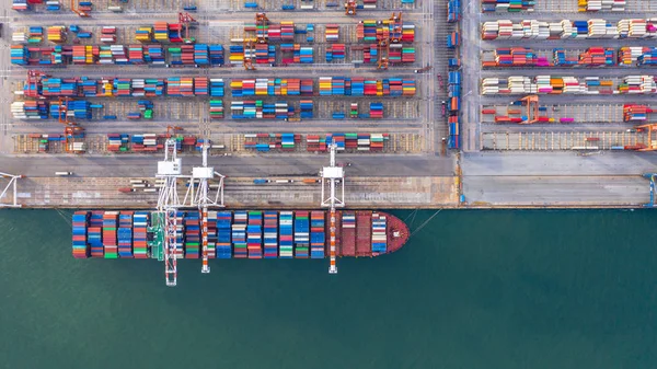 Container navio de carga e descarga no porto de mar profundo, aéreo para — Fotografia de Stock
