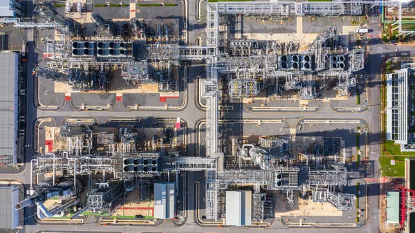 Industriële werkzaamheden in olieraffinaderijen en petrochemische fabrieken — Stockfoto