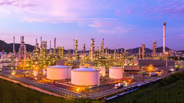 Fabricación de refinerías con tanque de almacenaje de aceite y petroquímica — Foto de Stock