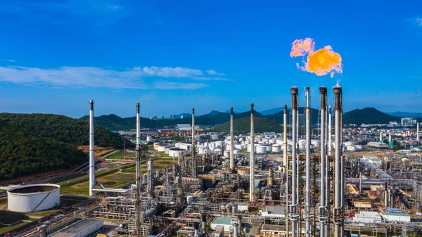 Oljeraffinaderi och petrokemiska anläggningsindustriarbeten — Stockfoto