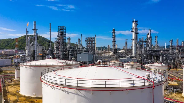 Oljeraffinaderi och petrokemiska anläggningsindustriarbeten — Stockfoto