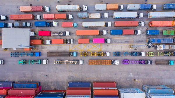 Vista aérea de la carga de camiones y remolques en el centro logístico — Foto de Stock