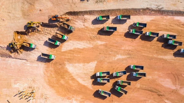 Escavadora de visão aérea trabalhando em um canteiro de obras . — Fotografia de Stock