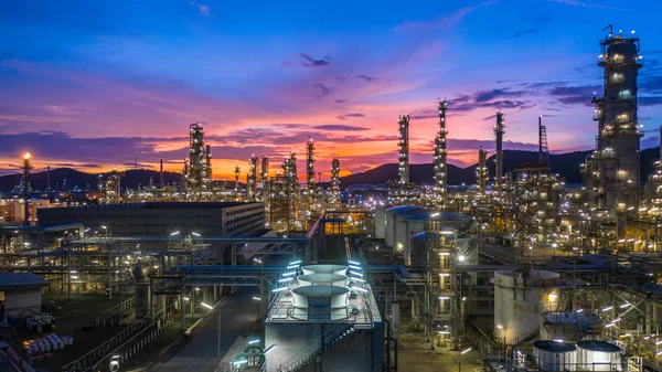 Нафтопереробний завод з резервуаром нафти та нафтохімічною речовиною.. — стокове фото