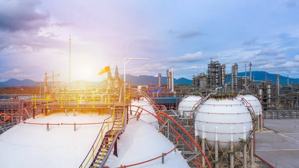 Industriële tanks of sferische tanks voor petrochemische installaties, olie — Stockfoto