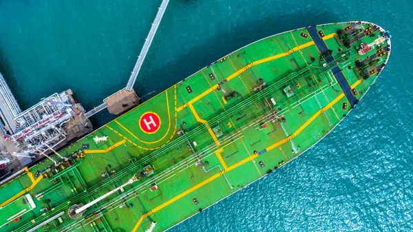 Luftaufnahme von Tankschiff im Hafen, Öl-Terminal ist — Stockfoto