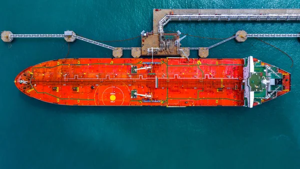 Vista superior aérea do navio-tanque de combustível no porto, terminal de petróleo é — Fotografia de Stock