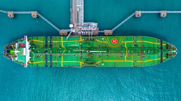 Вигляд згори на корабель для танкерів у порту, нафтовий термінал — стокове фото